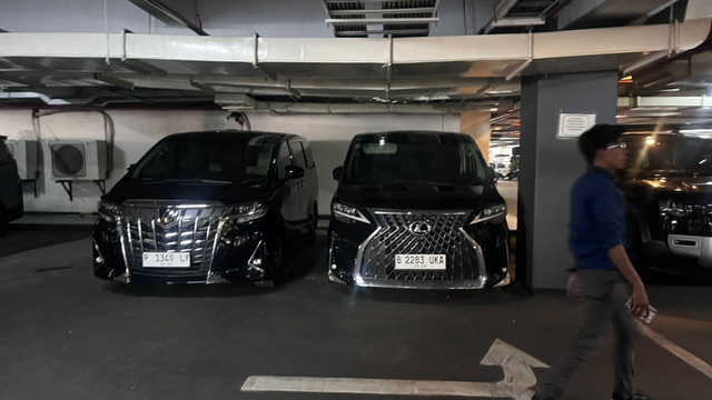 Anggota DPR RI ramai-ramai memakai mobil pelat nomor sipil. Foto: Haya Syahira/kumparan