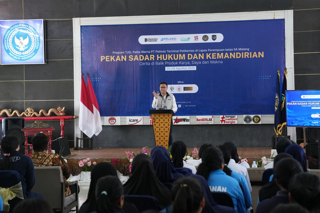 Sekretaris Perusahaan PT Pelindo Terminal Petikemas, Widyaswendra pada Pekan Sadar Hukum dan Kemandirian di Lapas Perempuan Kelas IIA Malang. Foto: Dok. Pelindo