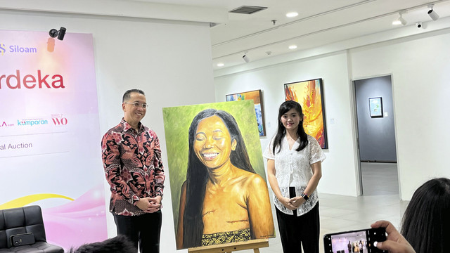 Presiden Direktur Siloam David Utama dan Pelukis Amelia Budiman membuka Pameran 'Langkah Merdeka' di Global Auction, Tanah Abang, Jakarta Pusat, Selasa (26/8/2025). Foto: Nasywa Athifah/kumparan