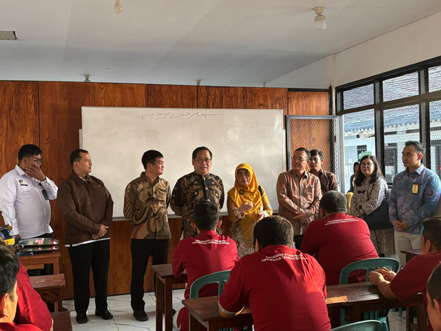 Rektor Universitas Terbuka, Dr. M. Yunus, S.S., M.M. (keempat dari kiri) dan Direktur Universitas Terbuka Surabaya, Dr. Suparti, M.Pd (kelima dari kiri) dalam mendorong pendidikan tinggi warga binaan Lapas Kelas I Madiun. Foto: Dok. Istimewa