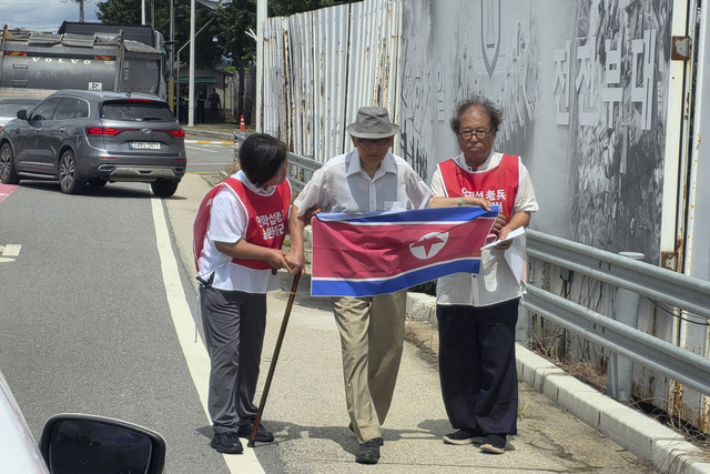 Ahn Hak-sop mantan prajurit Korea Utara yang ditangkap Korea Selatan pada zaman perang. Foto: YONHAP / AFP