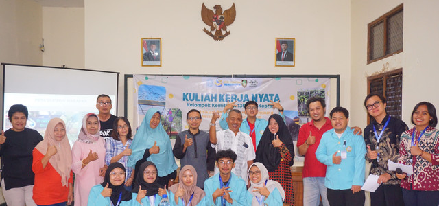 Mahasiswa KKN UNS berfoto bersama tokoh masyarakat dan Tim Pengurus Proklim RW 1  Kelurahan Keprabon. (dokumentasi oleh penulis)