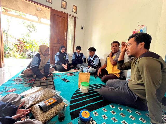KKN UIN Walisongo Posko 75 Dukung UMKM Kopi Anugerah di Desa Patemon