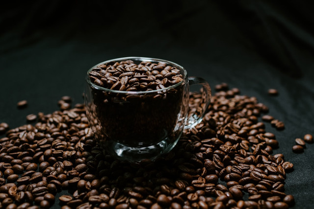 Ilustrasi rekomendasi kopi sachet rendah gula. Unsplash/Kelly Sikkema