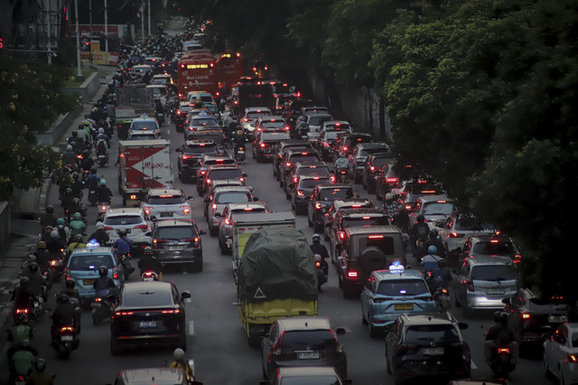 Kepadatan lalu lintas terjadi di Jalan TB Simatupang tepat setelah persimpangan sebelum Stasiun MRT Fatmawati, Jakarta Selatan, Selasa (26/8/2025). Foto: Jamal Ramadhan/kumparan