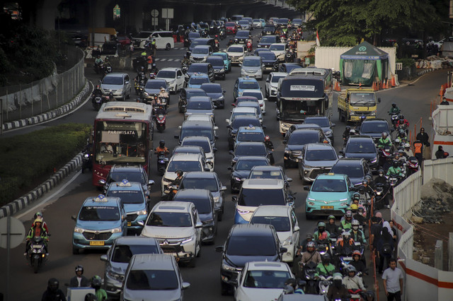 Kepadatan lalu lintas terjadi di Jalan RA Kartini tepat setelah persimpangan sebelum Stasiun MRT Fatmawati, Jakarta Selatan, Selasa (26/8/2025). Foto: Jamal Ramadhan/kumparan
