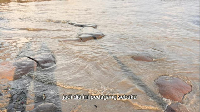 Batu Ampar yang terletak di Lorong Batu Ampar, Kecamatan 1 Ilir. Foto : YouTube/Mang Dayat. 