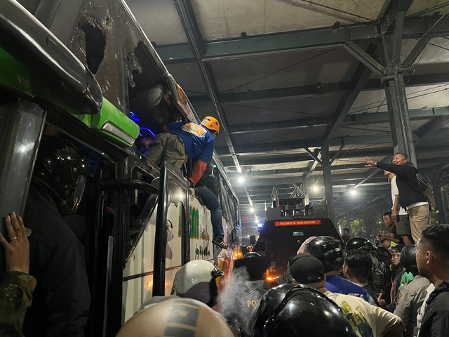 Situasi saat relawan Bala Mataram Rescue (BMR) 1929 mengevakuasi suporter Persib Bandung dari kepungan Suporter PSIM Jogja di dalam sebuah bus di Parkiran Ngabean, Yogyakarta, Minggu (24/8) malam. Foto: Dok. BMR 1929
