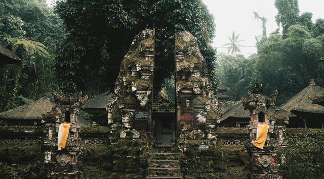 Makam Imogiri. Foto hanya ilustrasi, bukan tempat sebenarnya. Sumber: Unsplash/Christian