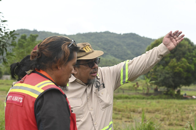 Tim Disaster Risk Reduction Center (DRRC) atau Pusat Pengurangan Risiko Bencana (PRRB) Universitas Indonesia (UI) terjun ke lapangan untuk memeriksa kondisi tumpahan minyak dari pipa milik PT Vale Indonesia Tbk di Desa Asuli, Kecamatan Towuti. Foto: Istimewa