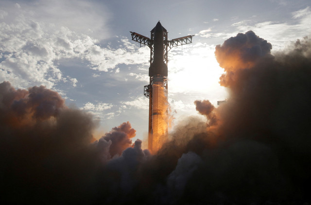 Roket pendorong SpaceX Super Heavy yang membawa pesawat ruang angkasa Starship lepas landas dalam uji terbang ke-10 di landasan peluncuran perusahaan di Starbase, Texas, Amerika Serikat Foto: Steve Nesius/Reuters