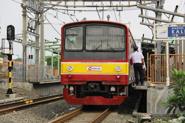 Jadwal KRL Rangkas-Tanah Abang Hari Ini. Foto hanya ilustrasi, bukan tempat sebenarnya. Sumber: Unsplash/Fasyah Halim