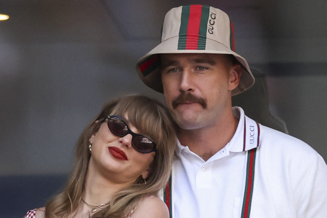 Taylor Swift bersama Travis Kelce. Foto: Charly Triballeau/AFP