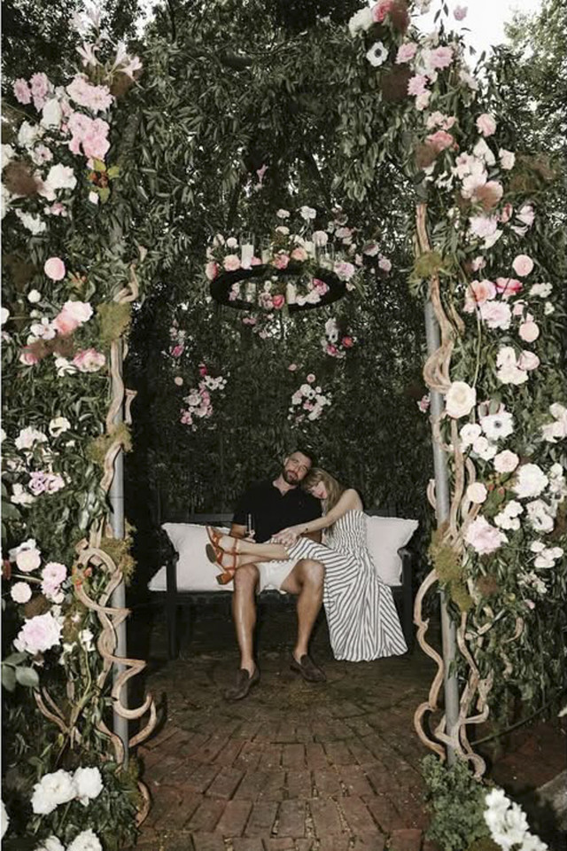 Taylor Swift dan Travis Kelce mengumumkan pertunangan mereka setelah menjalin hubungan selama dua tahun. Foto: Instagram/ @taylorswift