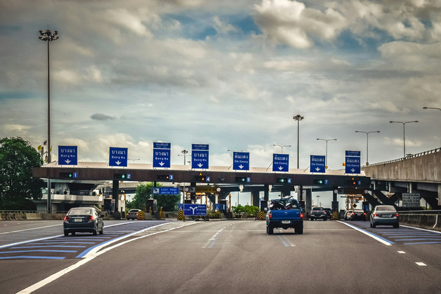 Tarif tol Palembang–Kayuagung 2025. Foto hanya ilustrasi, bukan tempat sebenarnya. Sumber: Unsplash/Nopparuj Lamaikul