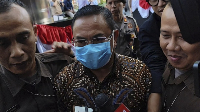 Bupati Pati Sudewo tiba saat memenuhi panggilan KPK di Gedung Merah Putih KPK, Jakarta, Rabu (27/8/2025). Foto: Jonathan Devin/kumparan