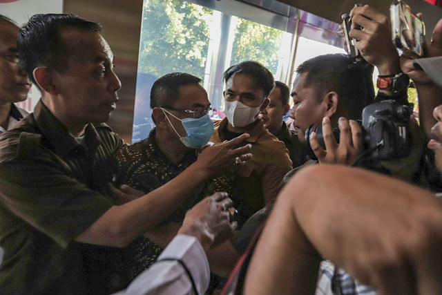 Bupati Pati Sudewo tiba saat memenuhi panggilan KPK di Gedung Merah Putih KPK, Jakarta, Rabu (27/8/2025). Foto: Iqbal Firdaus/kumparan