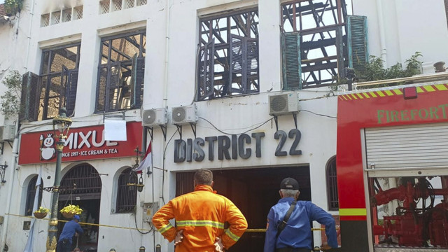 Kondisi Restoran Sego Bancakan di kawasan Kota Lama Semarang yang terbakar  pada Rabu (27/8/2025). Foto: Intan Alliva Khansa/kumparan