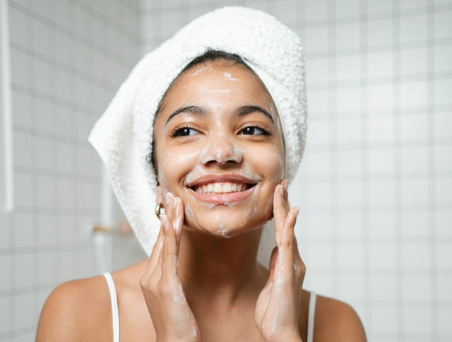 Ilustrasi macam macam produk azarine dan fungsinya - Sumber: pexels.com/@ron-lach