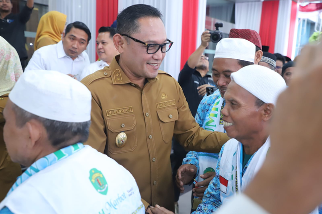 Wakil Gubernur Kalimantan Timur, Seno Aji bersama marbut masjid dan penjaga rumah ibadah yang mendapatkan perjalanan religi gratis lewat program Gratispol. Foto: Dok. Istimewa