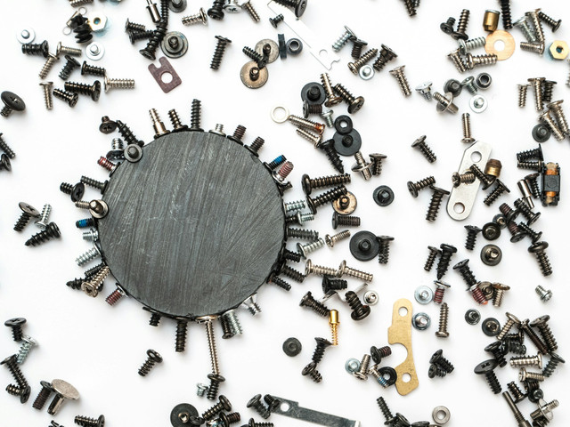 Ilustrasi memahami konsep magnet dengan alat sehari-hari. Foto: Unsplash