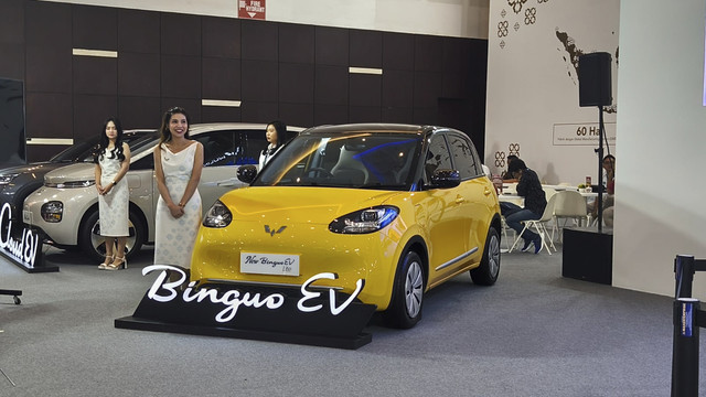 Suasana booth Wuling saat pameran otomotif GIIAS Surabaya 2025 di Grand City Convex, Surabaya, Rabu (27/5/2025). Foto: Sena Pratama/kumparan