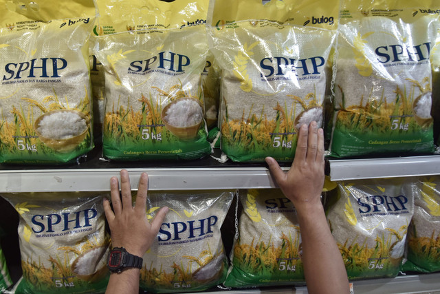 Petugas menata beras Stabilisasi Pasokan dan Harga Pangan (SPHP) di Transmart, Cempaka Putih, Jakarta Pusat, Selasa (26/8/2025). Foto: Fakhri Hermansyah/ANTARA FOTO