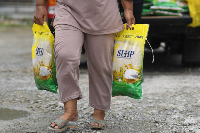 Warga membawa beras Stabilisasi Pasokan dan Harga Pangan (SPHP) yang dibeli dari Dinas Ketahanan Pangan Dan Pertanian Kota Samarinda di Kelurahan Loa Bakung, Samarinda, Kalimantan Timur, Rabu (27/8/2025). Foto: M. Risyal Hidyat/ANTARA