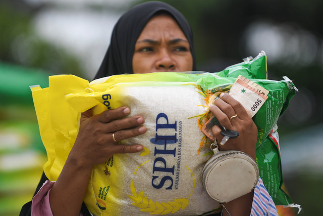 Warga membawa beras Stabilisasi Pasokan dan Harga Pangan (SPHP) yang dibeli dari Dinas Ketahanan Pangan Dan Pertanian Kota Samarinda di Kelurahan Loa Bakung, Samarinda, Kalimantan Timur, Rabu (27/8/2025). Foto: M. Risyal Hidyat/ANTARA