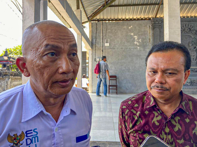 Kadisnaker ESDM Bali Ida Bagus Setiawan di Bali (baju putih). Foto: Denita BR Matondang/kumparan