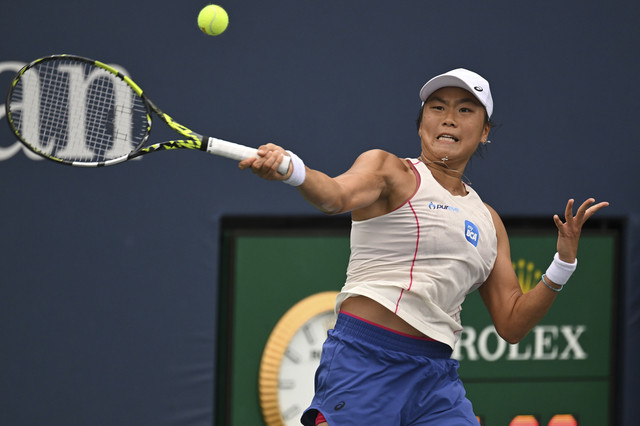 Petenis Indonesia, Janice Tjen mengembalikan bola ke arah Veronika Kudermetova, petenis Rusia, pada putaran pertama kejuaraan tenis AS Terbuka, Minggu (24/8/2025). Foto: Anthony Behar/Sipa USA/Reuters