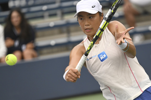 Petenis Indonesia, Janice Tjen mengembalikan bola ke arah Veronika Kudermetova, petenis Rusia, pada putaran pertama kejuaraan tenis AS Terbuka, Minggu (24/8/2025). Foto: Anthony Behar/Sipa USA/Reuters