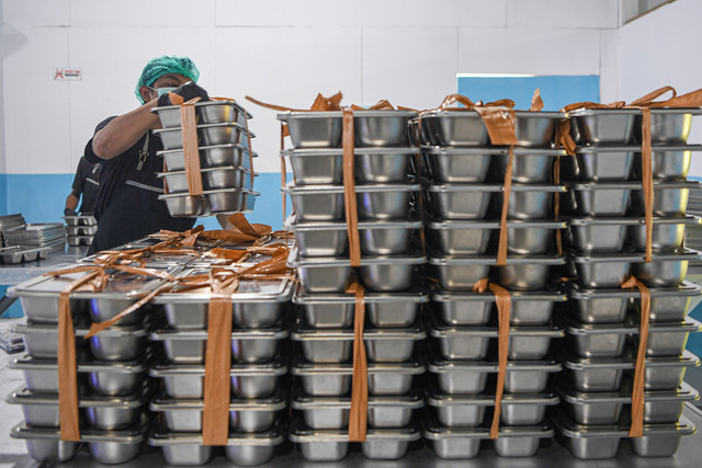 Petugas menyiapkan paket makanan bergizi gratis (MBG) di Satuan Pelayanan Pemenuhan Gizi (SPPG) Samarinda Ulu 2 di Samarinda, Kalimantan Timur, Rabu (27/8/2025). Foto: ANTARA FOTO/M Risyal Hidayat