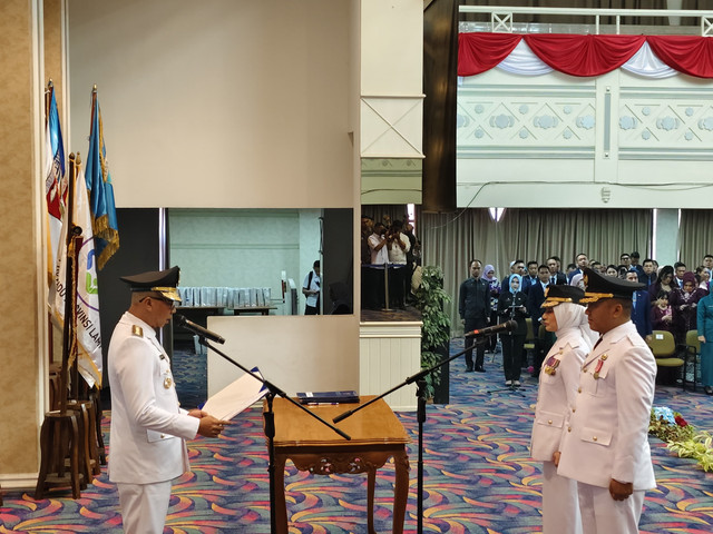 Gubernur Lampung Rahmat Mirzani Djausal saat melantik Nanda Indira dan Antonius Muhammad Ali sebagai Bupati dan Wakil Bupati Pesawaran periode 2025–2030 | Foto : Eka Febriani / Lampung Geh