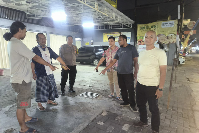Anggota Polsek Tenggilis Mejoyo saat mendatangi lokasi food vlogger berinisial J (30 tahun) mengalami kekerasan oleh dua orang saat membuat konten. Foto: Polsek Tenggilis Mejoyo
