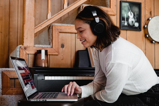 Ilustrasi mendengarkan lagu Manado populer. Sumber: Unsplash.com.