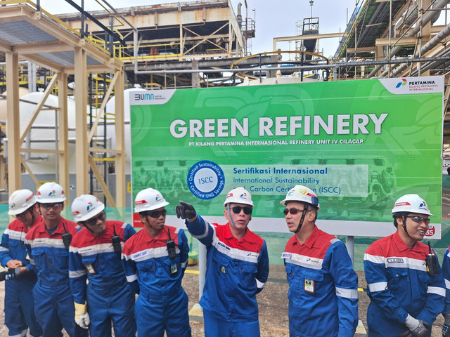 Peninjuan produksi bioavtur dari minyak jelantah (Used Cooking Oil/UCO) atau dikenal dengan Pertamina Sustainable Aviation Fuel (SAF) di Refinery Unit IV Pertamina, Cilacap, Jawa Tengah pada Rabu (27/8/2025). Foto: Argya Maheswara/kumparan