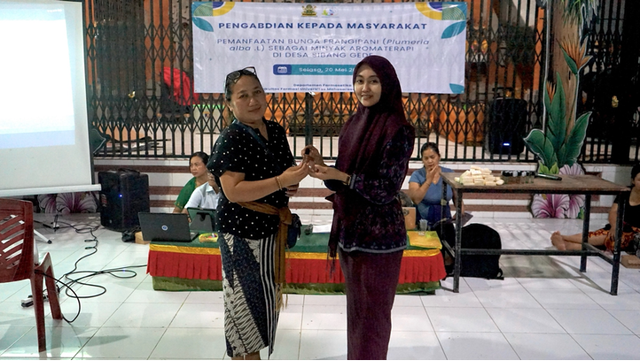 Penyerahan produk aromaterapi kepada masyarakat Desa Sibang Gede