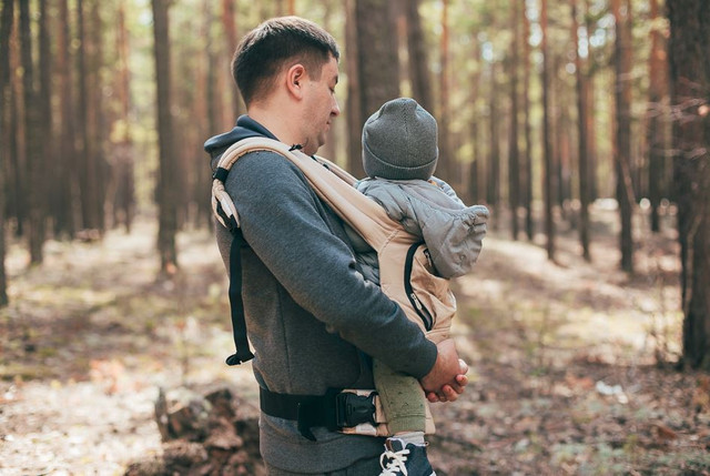 Perjalanan bersama si kecil menjadi momen yang menyenangkan. (Sumber: Freepik.com)