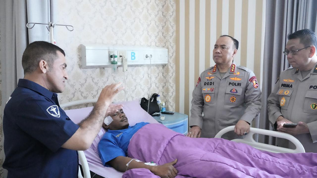 Wakapolri Komjen Dedi Prasetyo saat menjenguk personel dan masyarakat korban demo ricuh di DPR. Foto: Dok. Istimewa