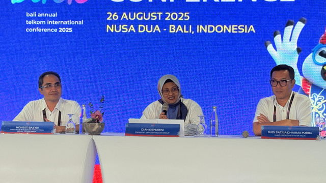 Direktur Utama Telkom Indonesia, Dian Siswarini (tengah), dalam acara Bali Annual Telkom International Conference (BATIC) 2025 di Bali, Rabu (27/8). Foto: Habib Allbi Ferdian/kumparan