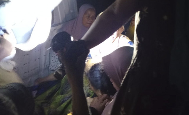 Warga Dusun Landu, Desa Piriang Tapiko, Kecamatan Tutar, Polewali Mandar (Polman) terpaksa melahirkan di bak terbuka. Foto: Istimewa