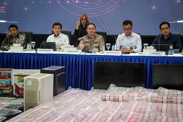 Satuan Siber Badan Reserse Kriminal (Bareskrim) Polri memamerkan tumpukan uang hasil sitaan dari jaringan judi online pada konferensi pers di Bareskrim Polri, Jakarta, Rabu (27/8/2025). Foto: Iqbal Firdaus/kumparan