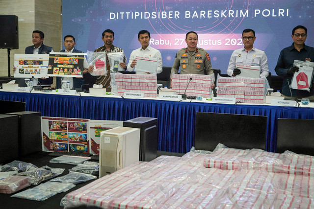 Satuan Siber Badan Reserse Kriminal (Bareskrim) Polri memamerkan tumpukan uang hasil sitaan dari jaringan judi online pada konferensi pers di Bareskrim Polri, Jakarta, Rabu (27/8/2025). Foto: Iqbal Firdaus/kumparan