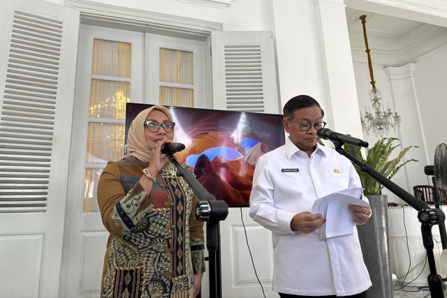 Gubernur Jakarta Pramono Anung (kanan) dan Menteri PPPA Arifatul Choiri Fauzi di Balai Kota, Jakarta, Selasa (27/8/2025). Foto: Abid Raihan/kumparan