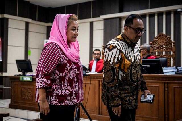 Terdakwa kasus dugaan korupsi pengadaan barang dan jasa tahun 2023-2024 Hevearita Gunaryanti Rahayu (kiri) bersama suaminya Alwin Basri (kanan) saat sidang putusan di Pengadilan Tipikor Kota Semarang, Jawa Tengah, Rabu (27/8/2025). Foto: Aprillio Akbar/ANTARA FOTO
