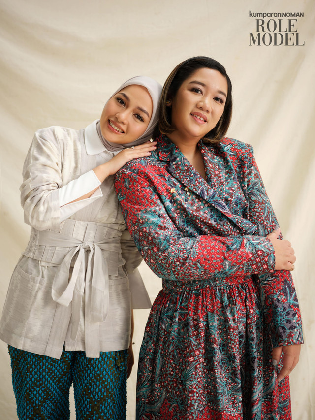 Amanda Hartanto dan Rizki Triana untuk Role Model kumparanWOMAN. Foto: Norman Fideli, Fashion Editor: Anantama Putra, Makeup: Linda Kusumadewi, Andreano Kusuma, Hairdo: Yuniarti Ningih, Wardrobe: Amanda Hartanto Batik & OE, Perhiasan: Samuel Wattimena x The Palace, Tulola.