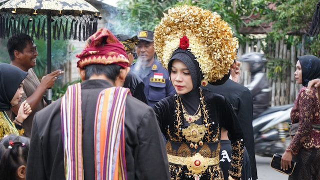 ilustrasi pakaian adat indonesia. sumber: unsplash/maximus beaumont