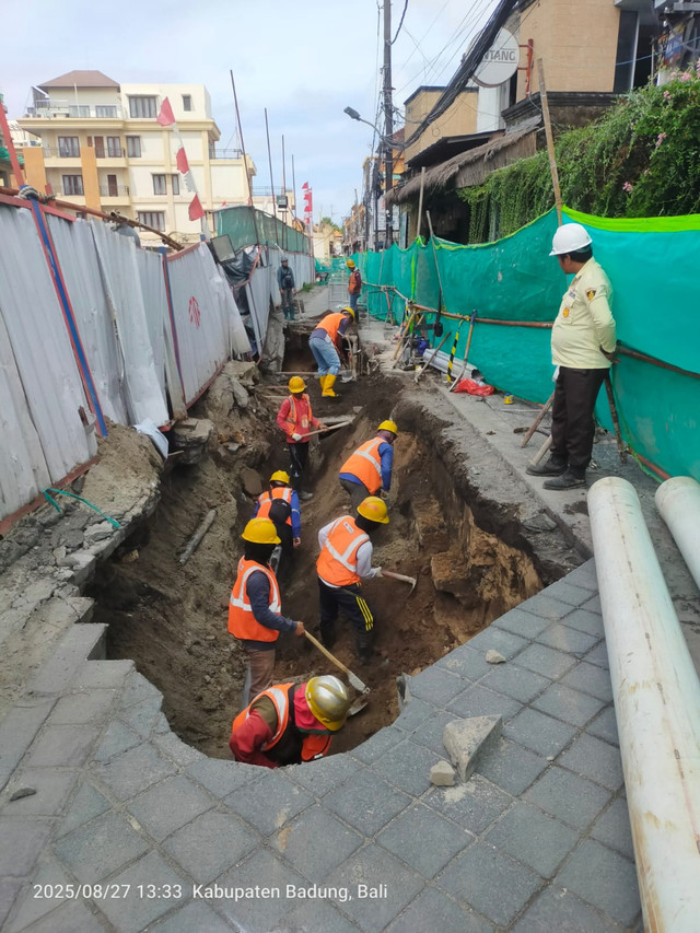 Perbaikan Jalan Poppies I Kuta, Bali yang jebol sedalam dua meter, Rabu (27/8/2025). Foto: Dok. Istimewa