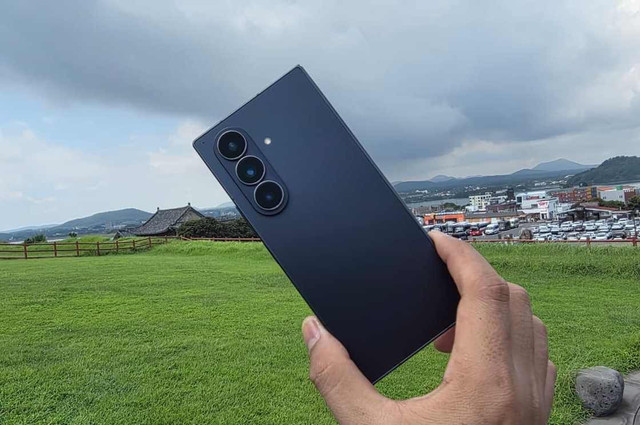 Samsung Galaxy Z Fold 7 di bukit Seongsan Ilchulbong di Pulau Jeju, Korea Selatan, Rabu (27/8/2025). Foto: M. Rizki/kumparan